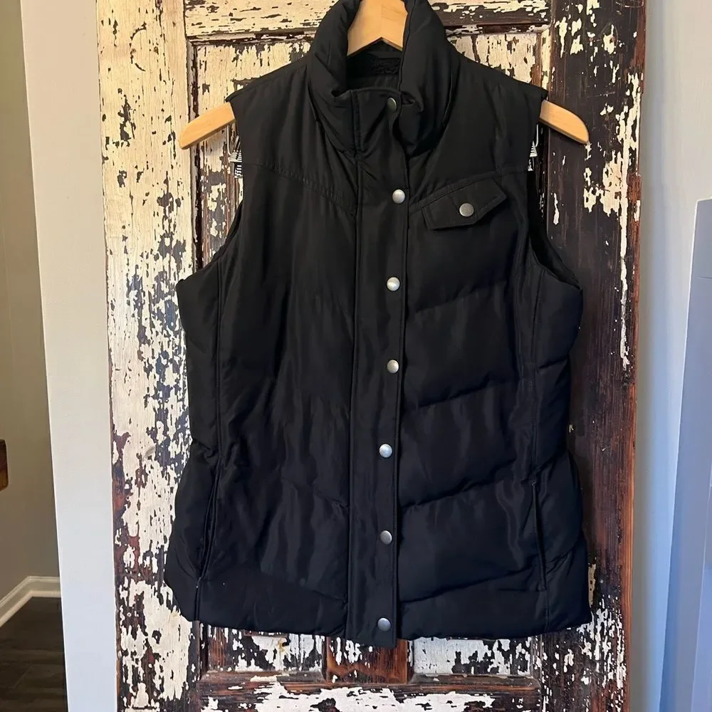 Banana Republicublic black puffer vest. Women’s size smallll. Alternative down.